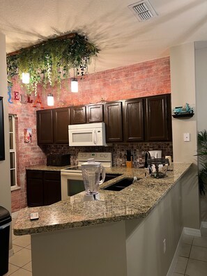 Private kitchen - Magical Stay 5 Mins from Disney property! (Kissimmee)