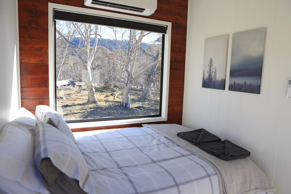 1 bedroom, bed sheets