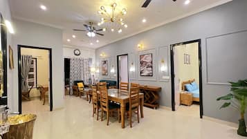 Deluxe Room | In-room dining