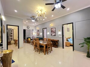 Deluxe Room | In-room dining