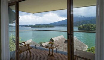 Luxury Jacuzzi  Villa | Balcony