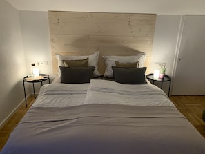 2 bedrooms, travel crib, free WiFi, bed sheets