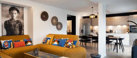 Fernseher, Bücher, Stereoanlage