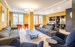 Télévision, livres, chaîne hi-fi