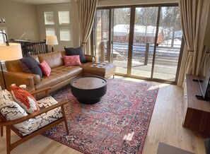 Smart-TV, Kamin, Bücher, Stereoanlage