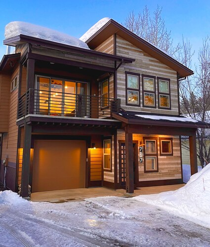 Walk to Beach/Town - Bright, New Modern Getaway