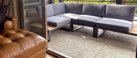 TV connectée, cheminée, livres, chaîne hi-fi