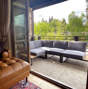 Smart-TV, Kamin, Bücher, Stereoanlage