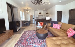 Smart-TV, Kamin, Bücher, Stereoanlage