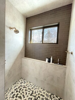 Shower, hair dryer, towels, soap - Walk to Beach/Town - Bright, New Modern Getaway (McCall)