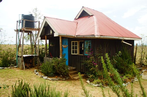 Cozy Rustic Cottages with views of Mt. Lonogonot, Naivasha, Kenya
