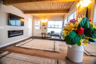 Cozy 3B/1B Home in Government Hill near Downtown Anchorage with Mountain Views