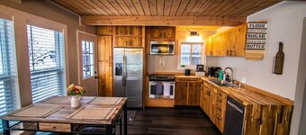 Cozy 3B/1B Home in Government Hill near Downtown Anchorage with Mountain Views