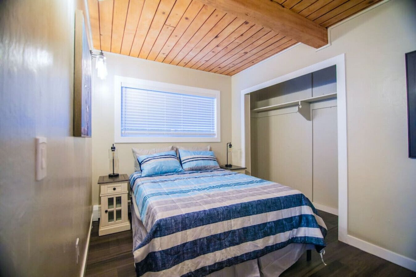 3 間睡房、書桌、熨斗/熨衫板、可攜式嬰兒床