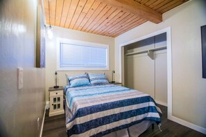 3 soverom, skrivebord, strykejern/-brett og reiseseng for barn