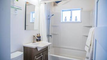 Cabezal de ducha tipo lluvia, secador de pelo, toallas