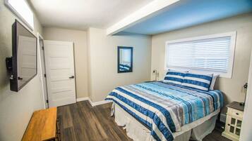 3 habitaciones, escritorio y tabla de planchar con plancha