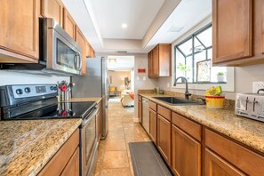 Réfrigérateur, four à micro-ondes, un four, surface de cuisson