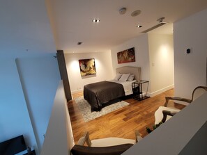 2 slaapkamers, een bureau, een strijkplank/strijkijzer, reisbedje