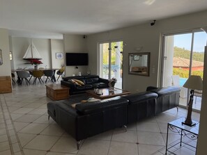 Smart TV, fireplace, DVD player, ping pong
