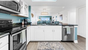 Apartamento (2 Bedrooms) | Cocina privada | Cafetera o tetera, frigorífico, microondas y horno