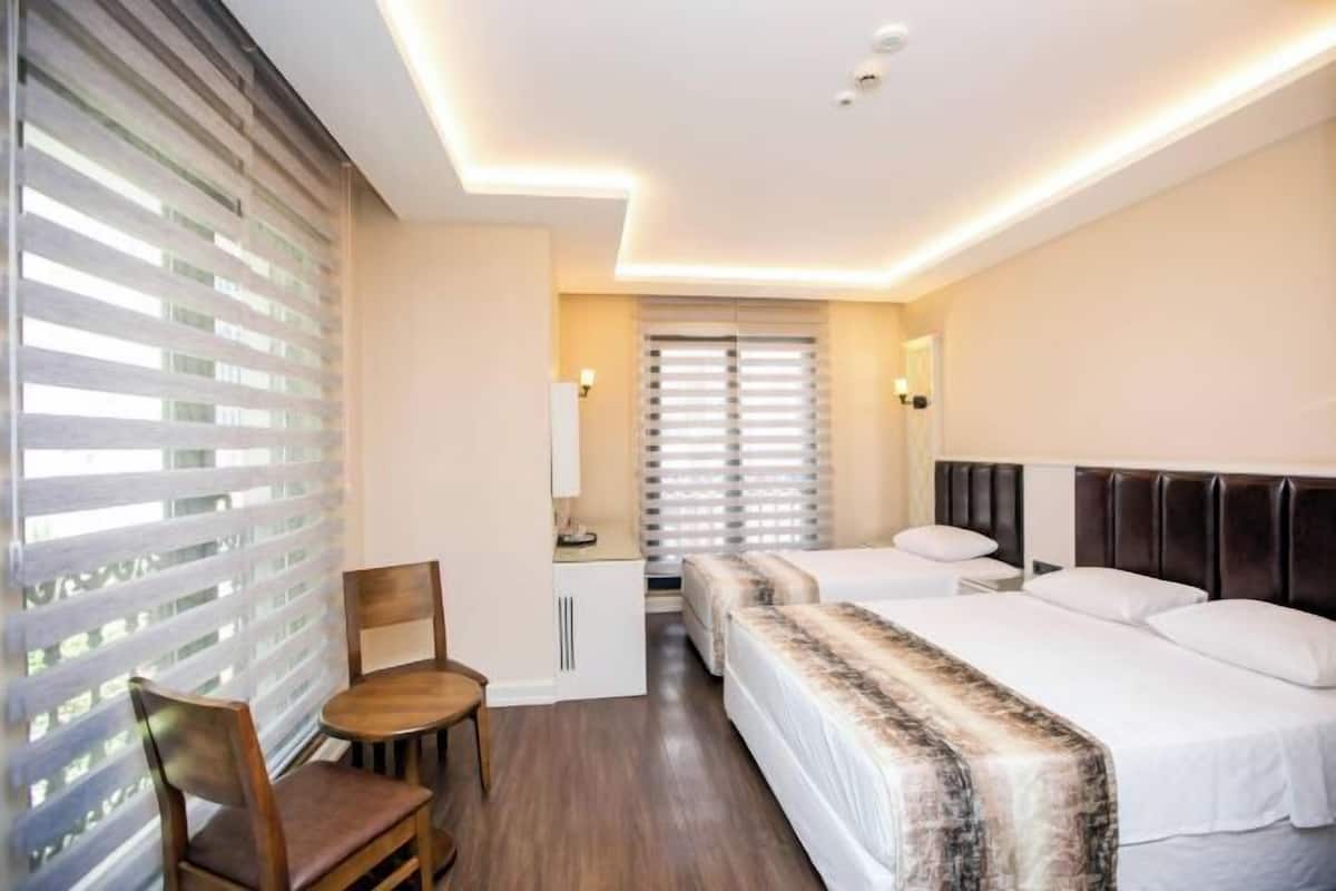 Ropa de cama de alta calidad y caja de seguridad en la habitación