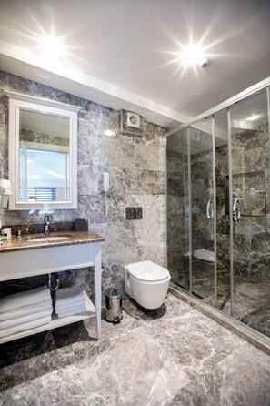 Shower, hair dryer, towels - Opatija Hotel (Istanbul)