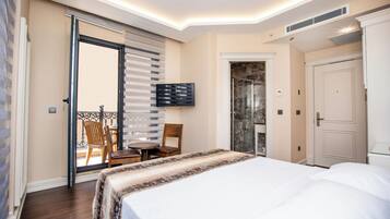 Ropa de cama de alta calidad y caja de seguridad en la habitación