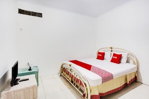 Family Room | Desk, laptop workspace, free WiFi, bed sheets