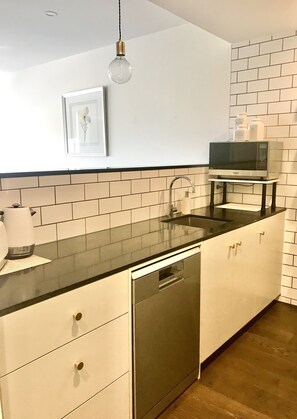 Frigorífico, microondas, horno y placa de cocina