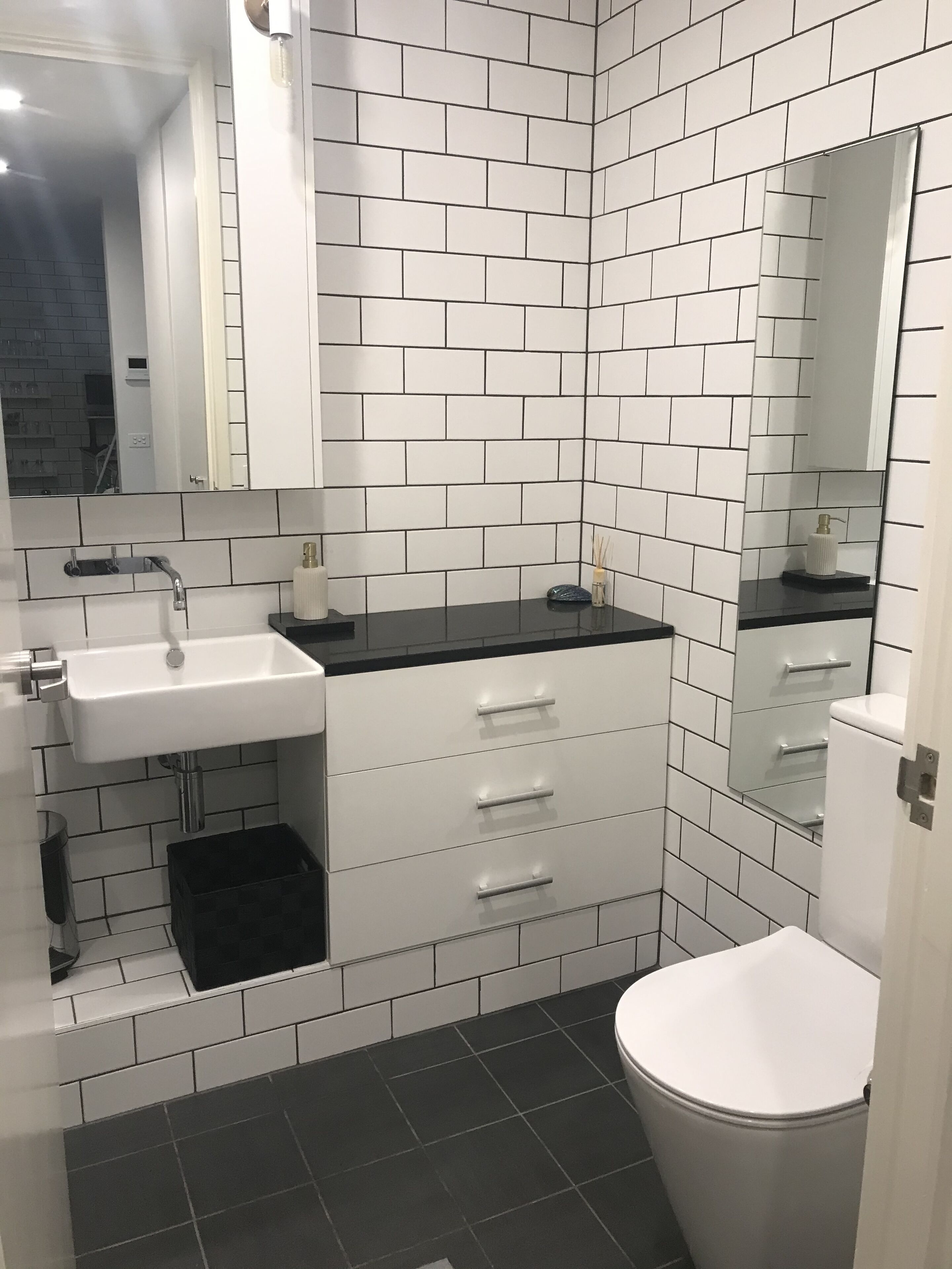 Haartrockner, Handtücher, Seife, Shampoo