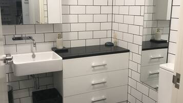 Secador de pelo, toallas, jabón y champú