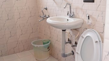 Standard Double Room | Bathroom | Rainfall showerhead, free toiletries, towels, soap