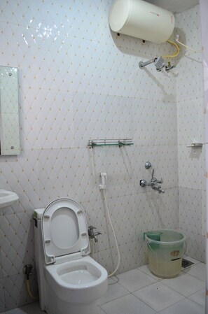 Standard Double Room | Bathroom | Rainfall showerhead, free toiletries, towels, soap - Hill Heaven (Kodaikanal)