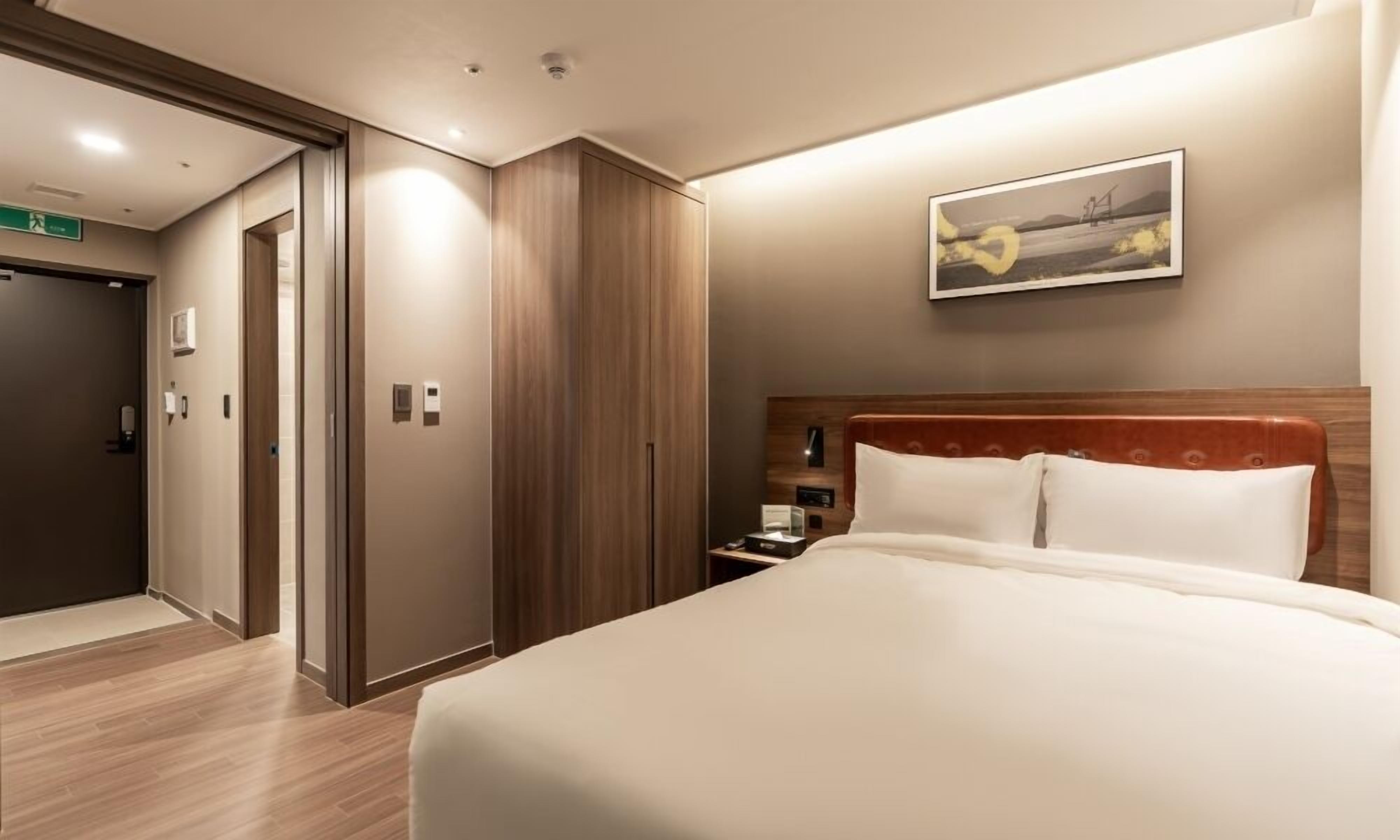 [Swimming PKG for 2 People] Deluxe Double | Individually decorated, individually furnished, free WiFi, bed sheets