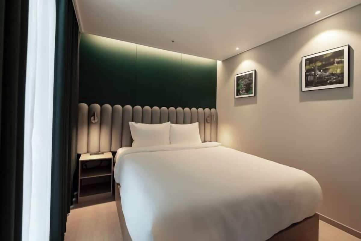 Free WiFi, individually decorated, individually furnished, bed sheets