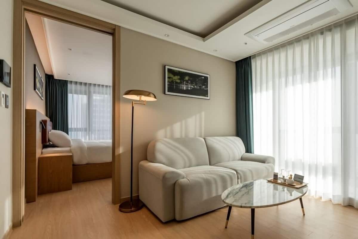 [Swimming PKG for 2 People] Suite | 免费 WiFi、特色装修、特色家居、床单