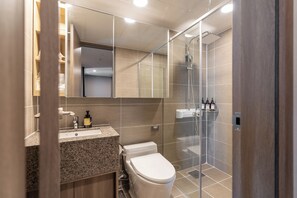 Shower, hair dryer, towels, shampoo