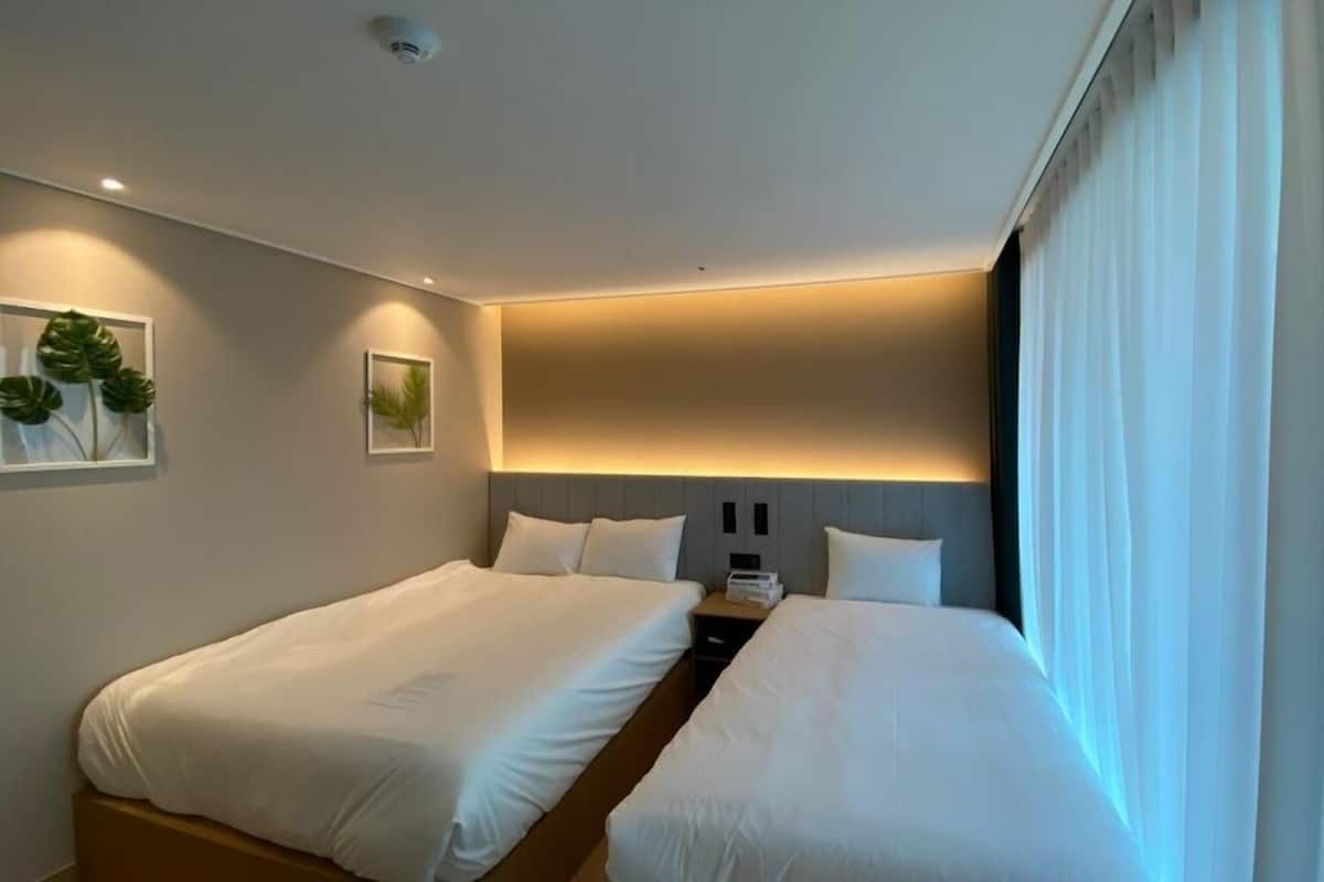 Suite Twin Room | 1 室のベッドルーム、客室ごとに異なる装飾、客室ごとに異なるインテリア、WiFi (無料)