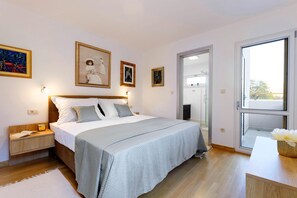 4 slaapkamers, een strijkplank/strijkijzer, reisbedje, gratis wifi