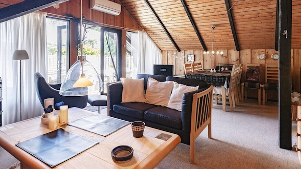 Un chalet confortable avec un intérieur en bois, un coin repas et une cuisine.