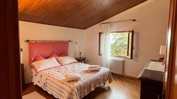 2 slaapkamers, een strijkplank/strijkijzer, gratis wifi, beddengoed
