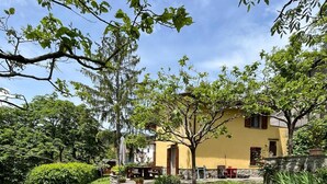 A yellow house with a garden and a wooden fence. - LASTRI HOUSE - IN THE HEART OF THE CASENTINO FORESTS PARK (Moggiona)