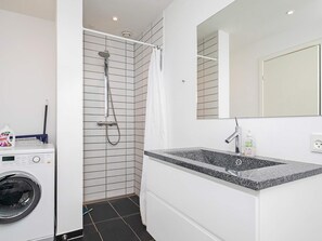 Apartment | Bathroom | Towels - 6 Person Holiday Home in Skagen (Skagen)