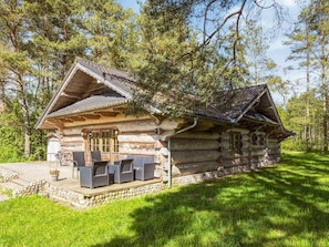 A log cabin with a porch and outdoor seating area. - 8 Person Holiday Home in Ebeltoft (Ebeltoft)