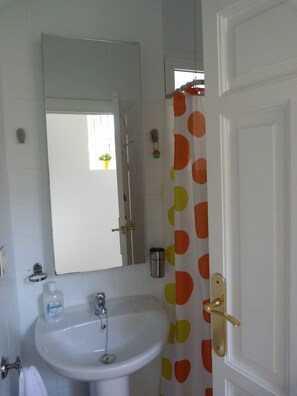 مستلزمات مجانية للعناية الشخصية، مجففات شعر، مراحيض شطف، مناشف