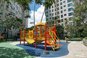Children's play area - outdoor - Spacious And Comfy 3Br Gandaria Heights Apartment (Jakarta)
