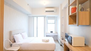 Individually decorated, individually furnished, free WiFi - Cozy Stay Studio Connected With Mall At Supermall Mansion Apartment (Surabaya)