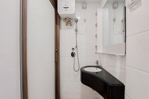 Bathroom - Nice And Comfortable Studio Apartment At Sky House Bsd (Pagedangan)