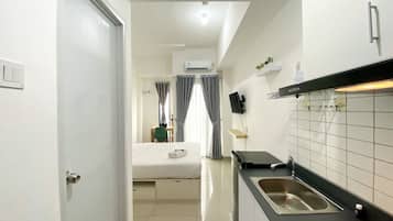 Studio | Dapur peribadi | Peti sejuk/penyejuk beku saiz penuh, dapur